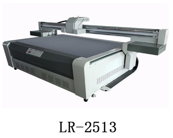 LR-2513通常我們也稱為萬能打印機(jī)，他是根據(jù)國際標(biāo)準(zhǔn)尺寸而來，加上這種uv機(jī)器不收材質(zhì)約束，差不多什么都可以打印，通常我們也稱之為萬能打印機(jī)